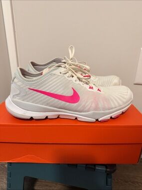 Nike Women’s White Trainers with Hot Pink Swoosh
